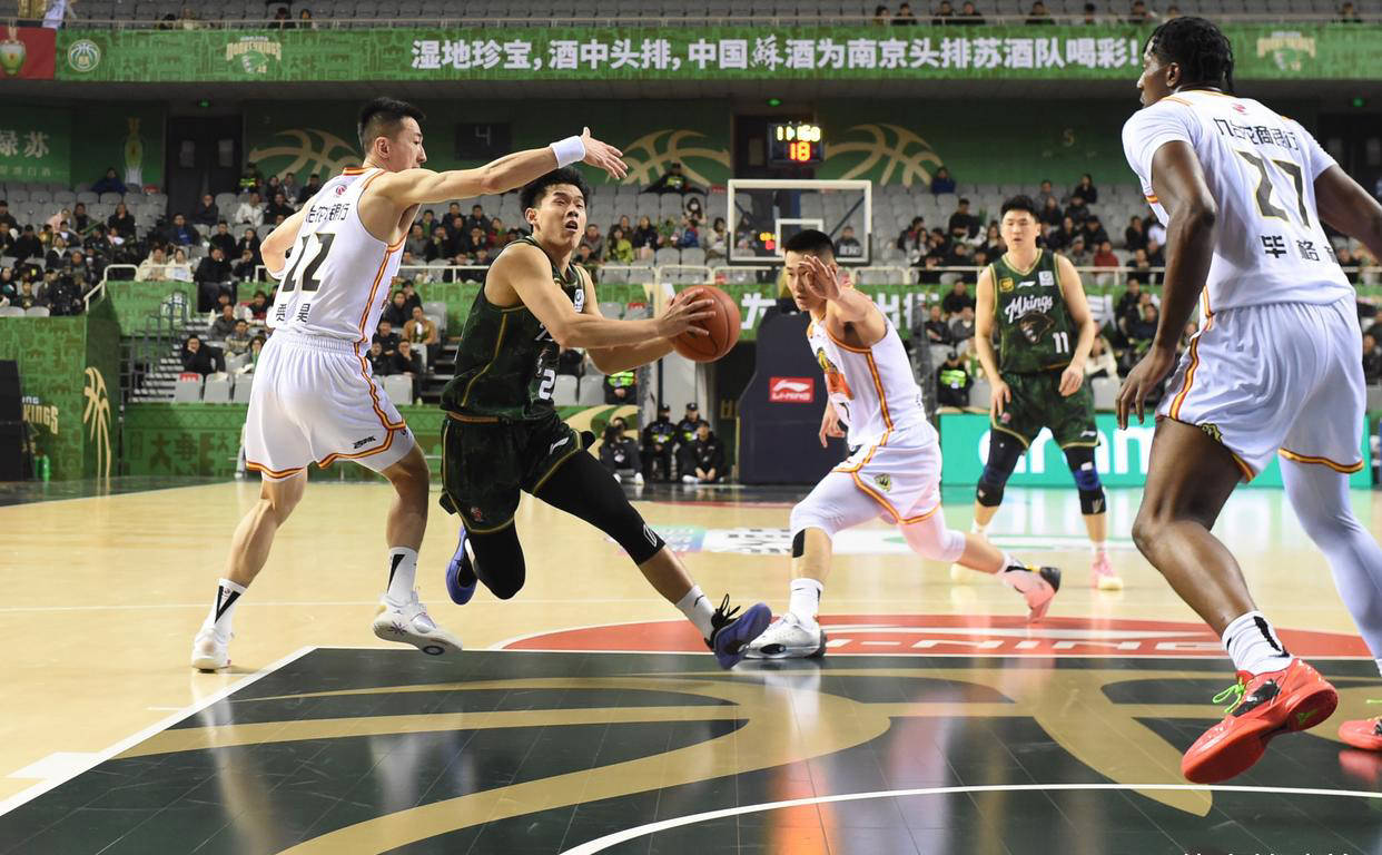 球员在全球篮球比赛中展现出超凡的技术实力